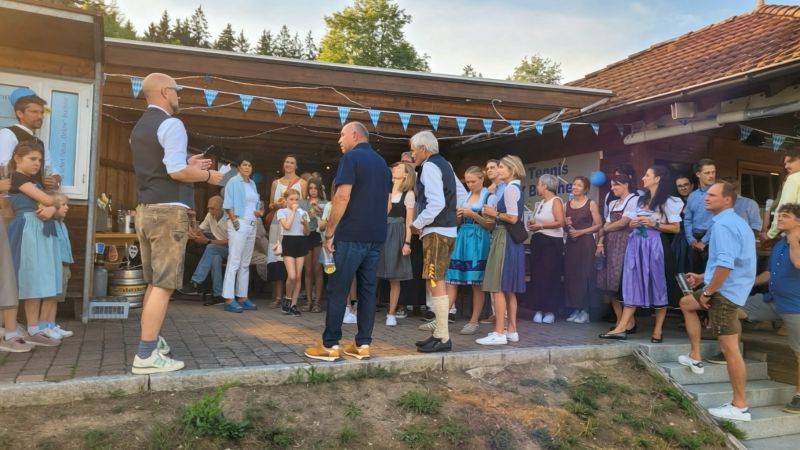 Weiß-blauer Himmel und beste Stimmung beim Tennis Sommerfest
